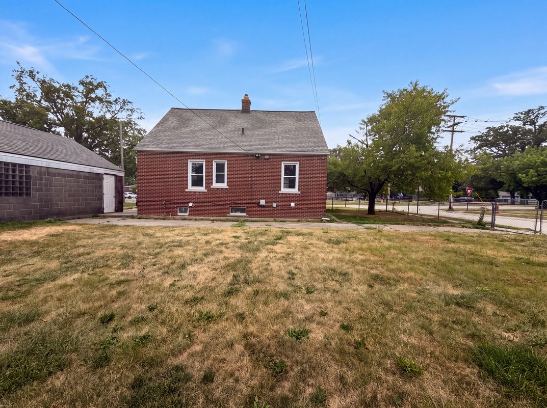 Photo 5 of 20 of 17590 Eastland St, Roseville, MI