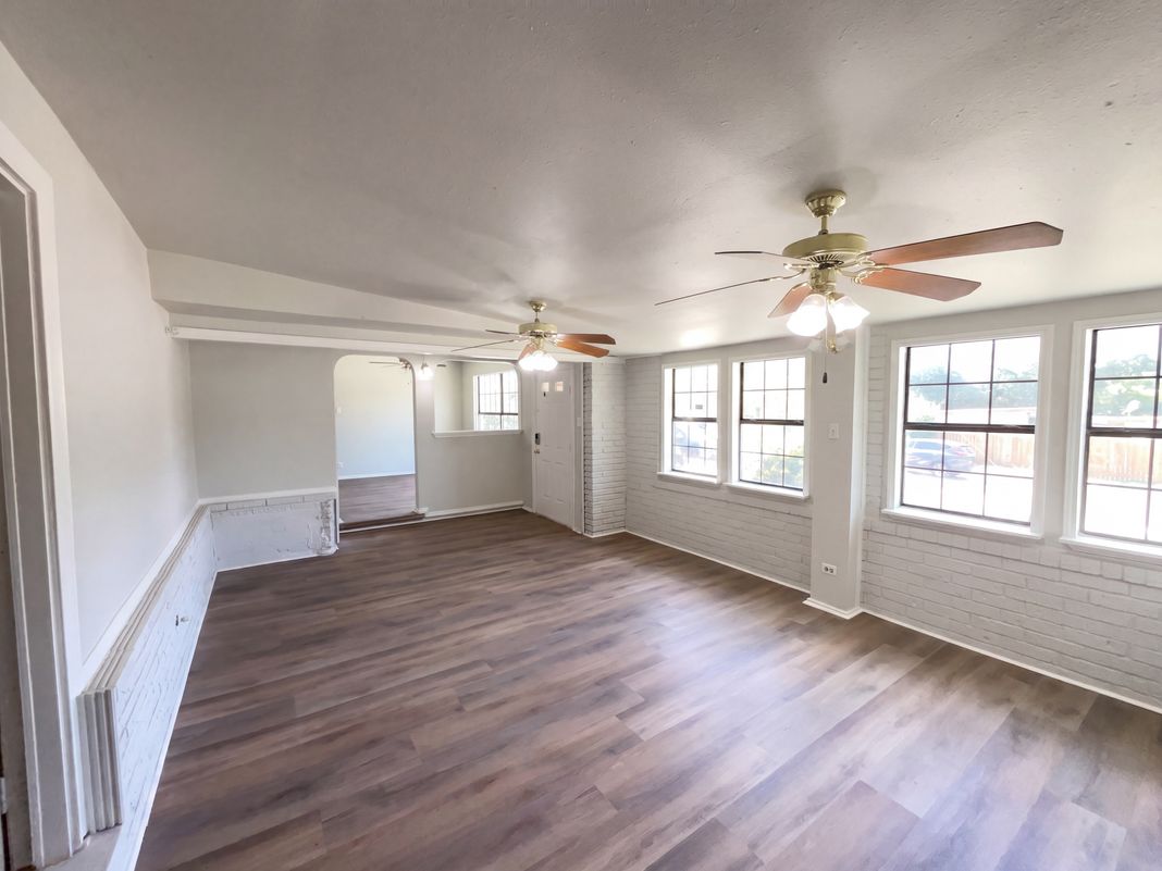 Photo 3 of 21 of 222 Colebrook Dr, San Antonio, TX