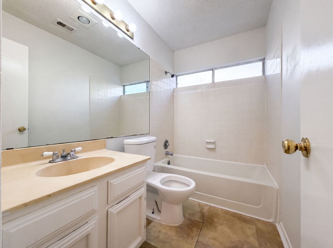 Photo 13 of 16 of 6806 Raintree Frst, San Antonio, TX