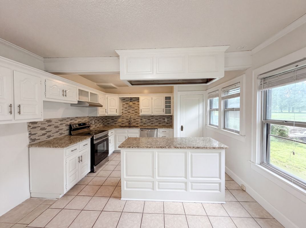 Photo 2 of 21 of 11304 E 55th Ter, Raytown, MO