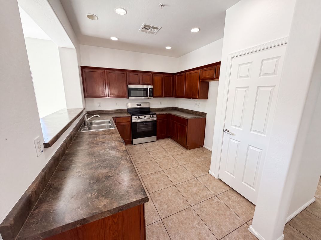 Photo 2 of 27 of 934 E Overlin Dr, Avondale, AZ