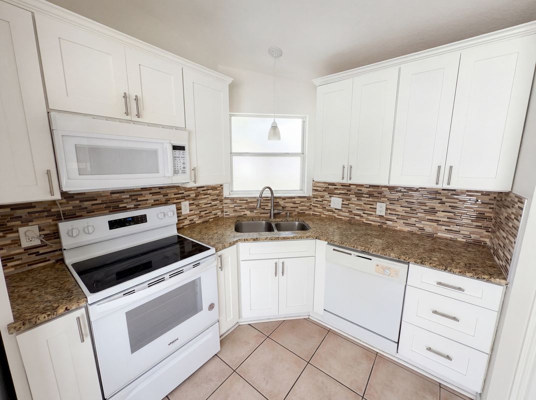 Photo 9 of 21 of 9814 Dean Cove Ln, Orlando, FL