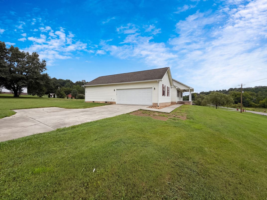 Photo 32 of 37 of 3146 Lora Dr, Maryville, TN