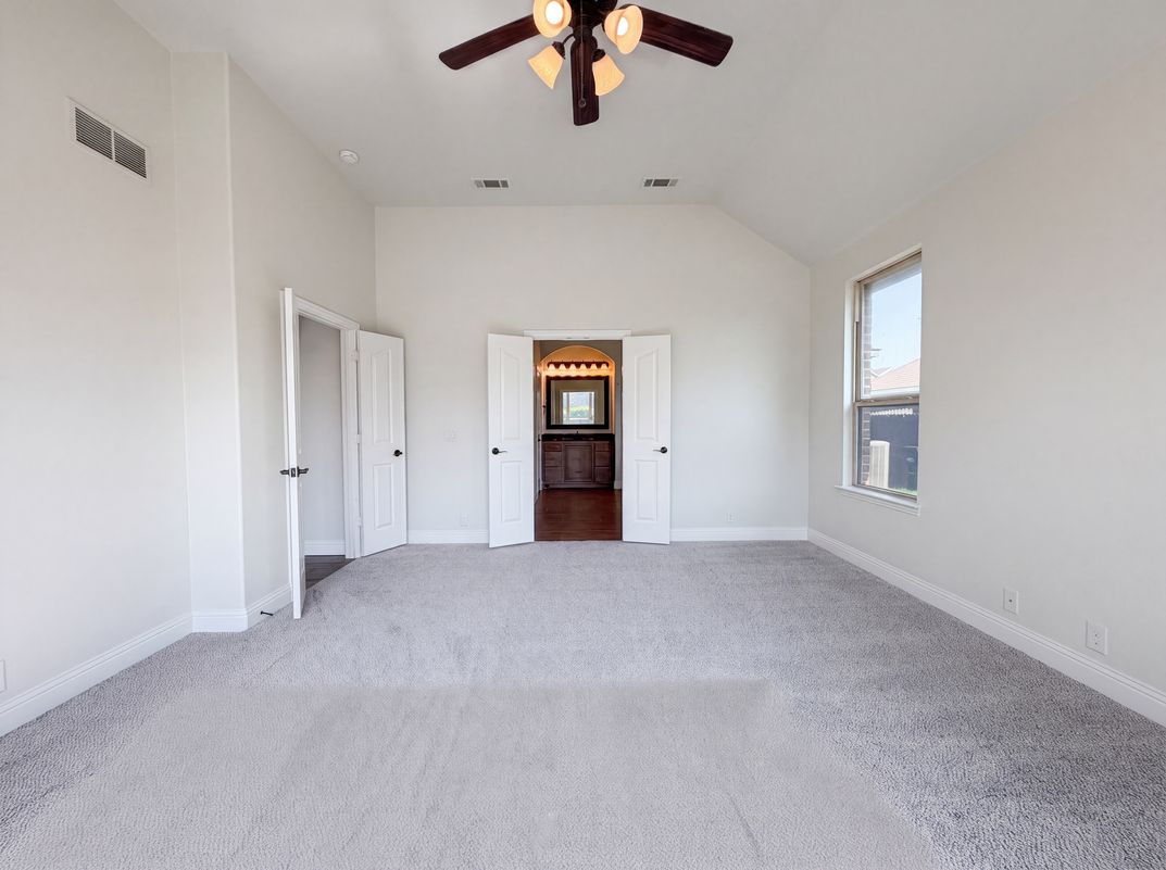 Photo 8 of 22 of 830 Graham Dr, Burleson, TX