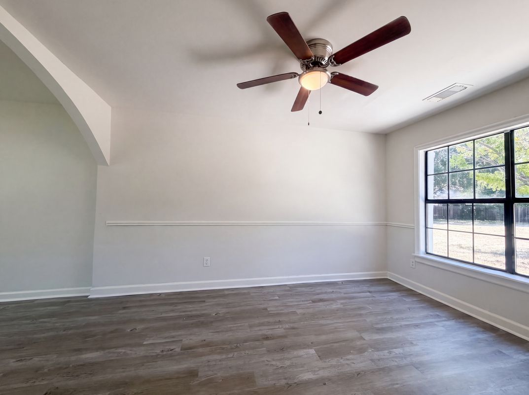 Photo 3 of 23 of 526 Royal Valley Rd, Grand Prairie, TX