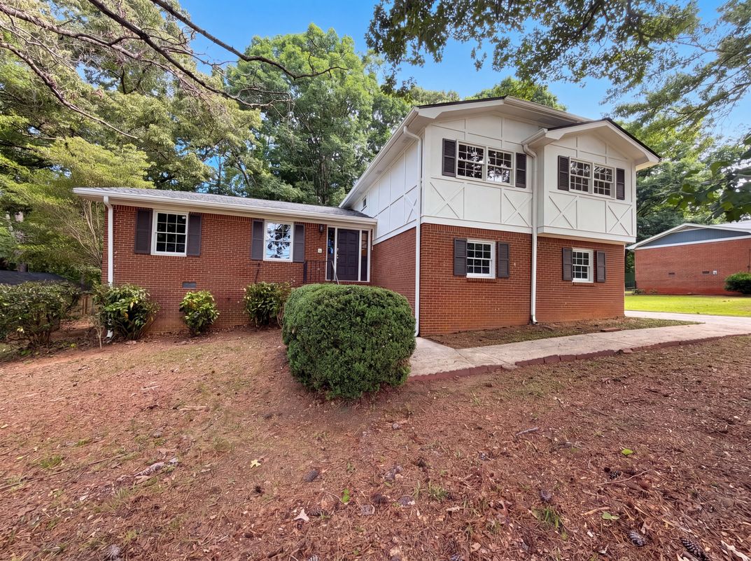 Property photo 1 of 1938 Surrey Trl SE