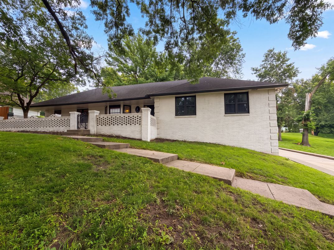 Photo 19 of 23 of 4321 NW Briarcliff Ln, Kansas City, MO