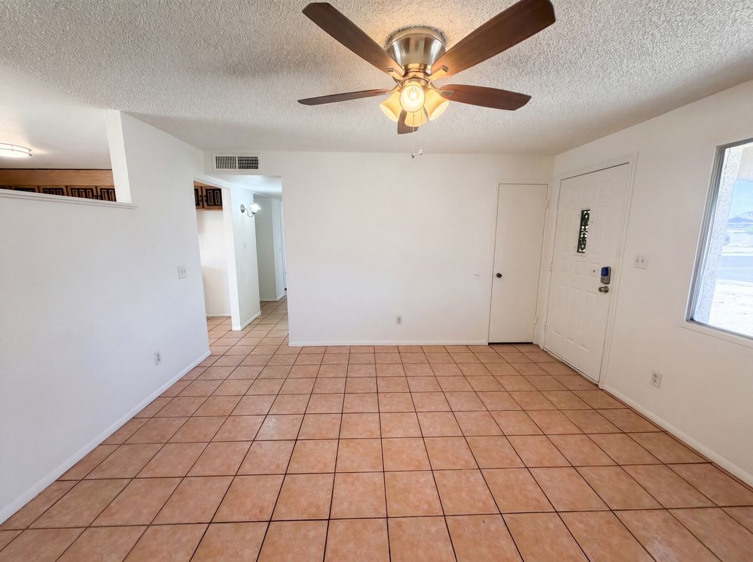 Photo 7 of 19 of 2831 N 70th Dr, Phoenix, AZ