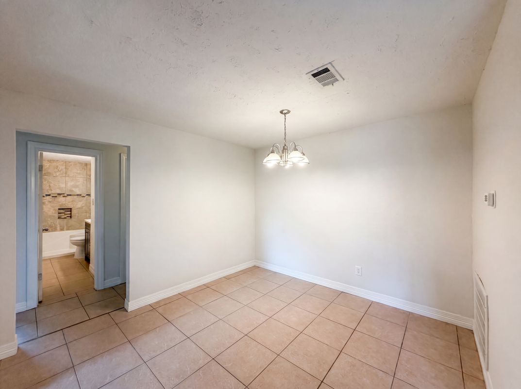 Photo 8 of 17 of 703 Midland Ct, Houston, TX