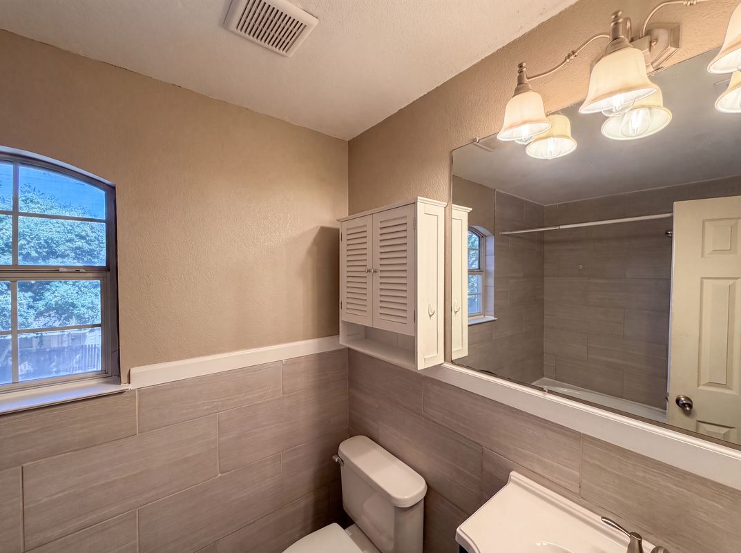 Photo 9 of 20 of 6604 N Chesterfield Dr, Fort Worth, TX