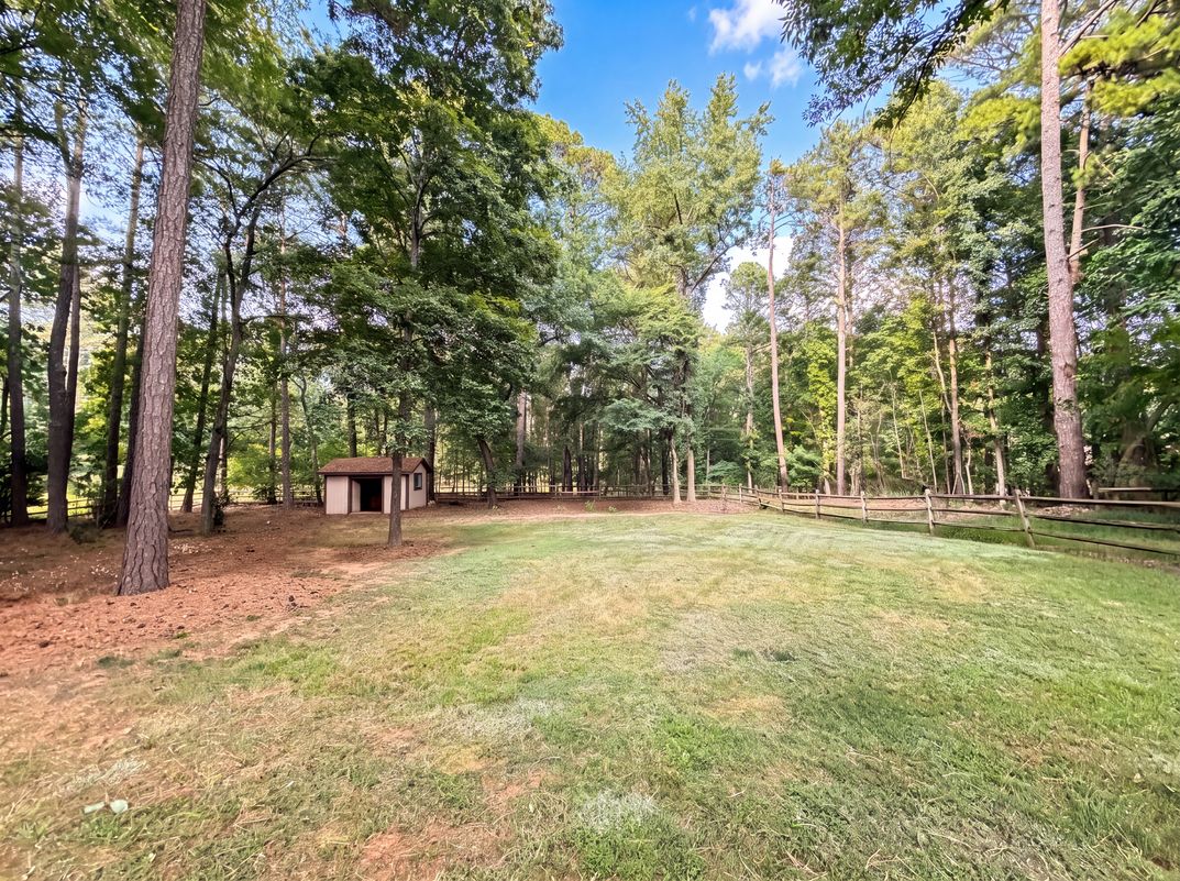 Photo 20 of 25 of 608 Amanda Dr, Matthews, NC