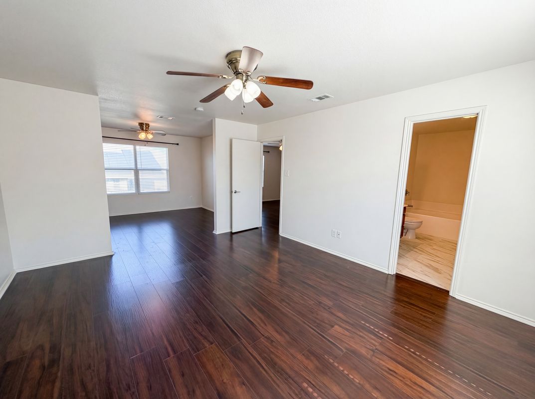 Photo 4 of 23 of 2027 Pine Knot Dr, Heartland, TX