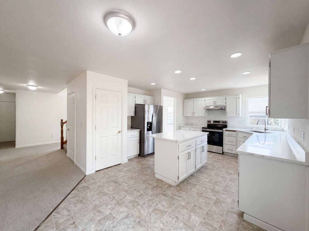 Property photo 2 of 451 NW Yosemite Ter