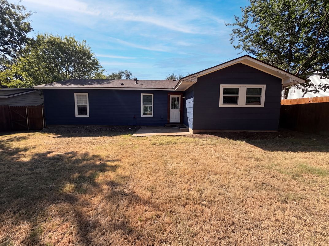 Photo 5 of 17 of 1012 Turner St, Cleburne, TX