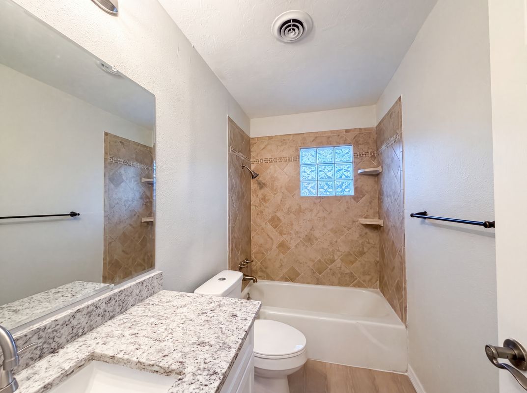 Photo 17 of 21 of 827 Dora Ave, Tavares, FL