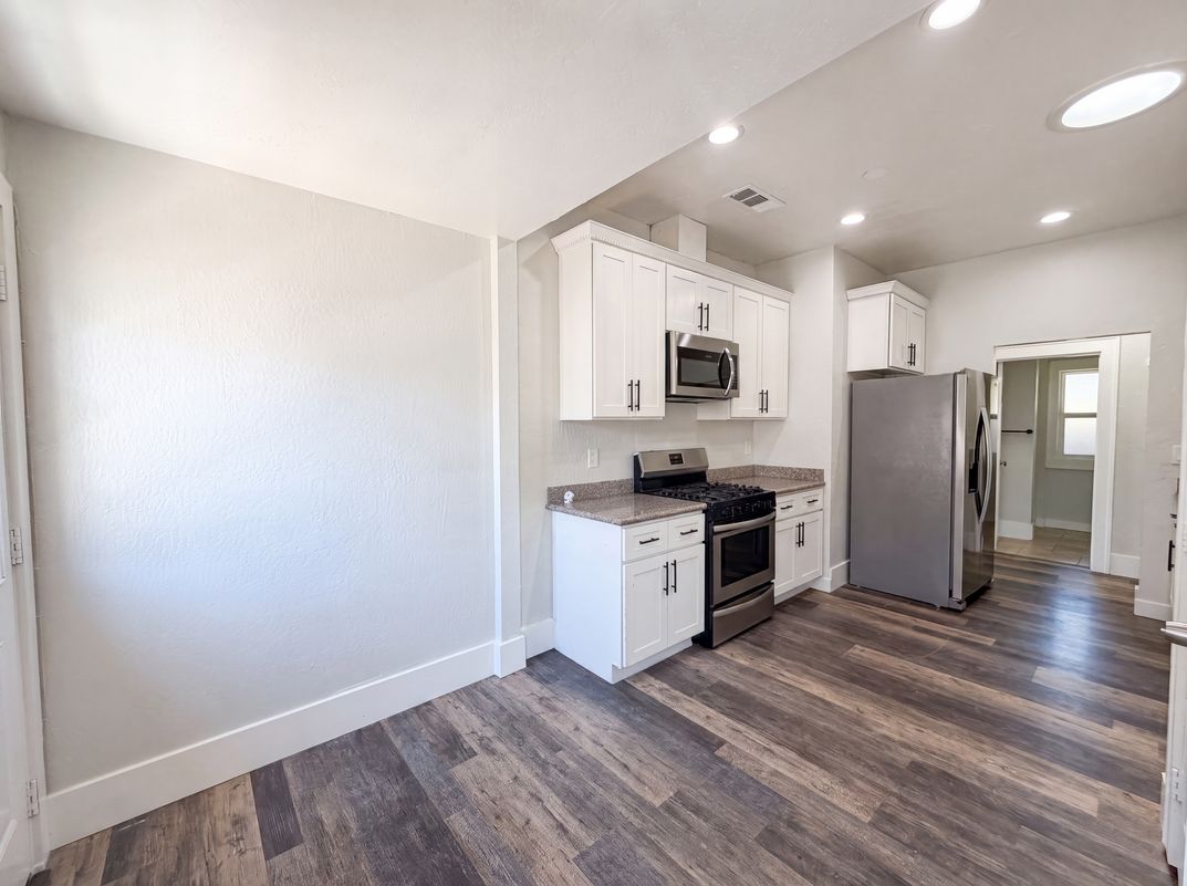 Photo 2 of 29 of 1860 W Willow St, Stockton, CA