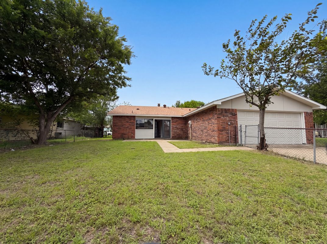 Photo 5 of 19 of 1906 Stockton Trl, Grand Prairie, TX