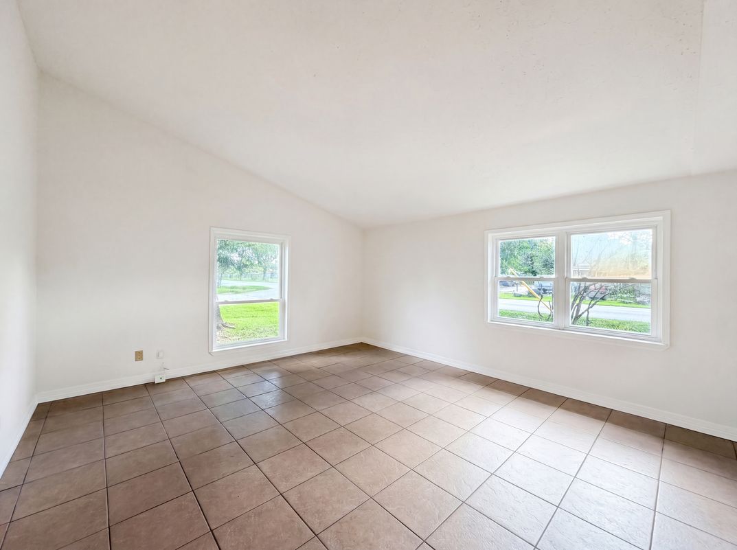 Photo 3 of 17 of 703 Midland Ct, Houston, TX
