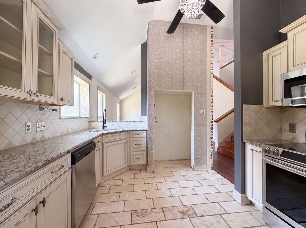 Photo 6 of 22 of 6315 Meadow Glen Dr, Arlington, TX
