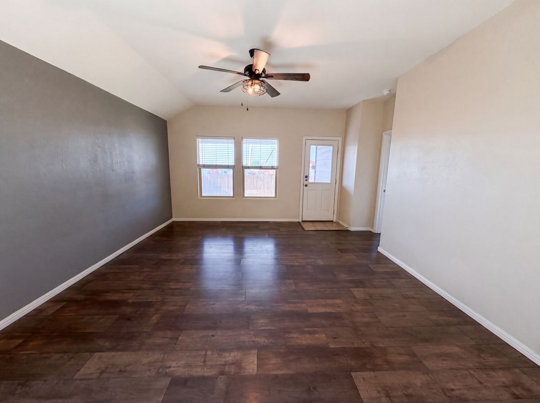 Photo 3 of 20 of 6337 Pontoon St, Fort Worth, TX