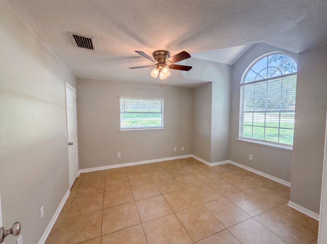 Photo 3 of 29 of 17802 Jefferson St, Oakland, FL