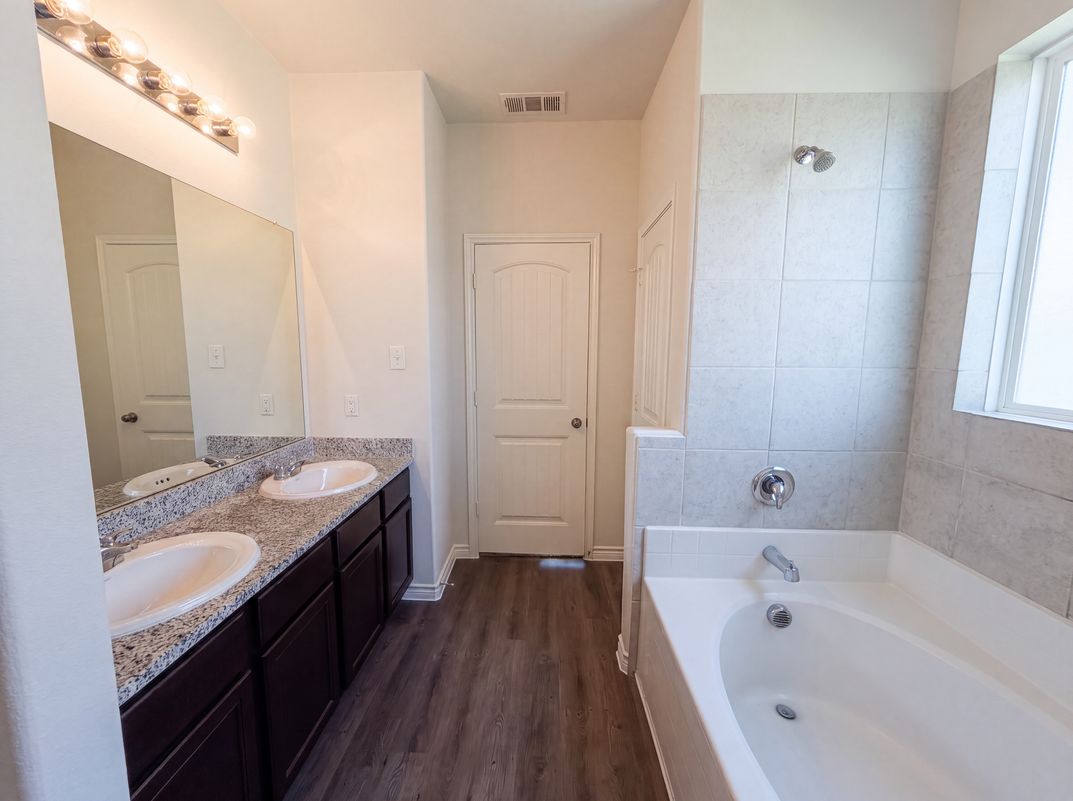 Photo 17 of 21 of 1713 Blue Jay Dr, Ennis, TX