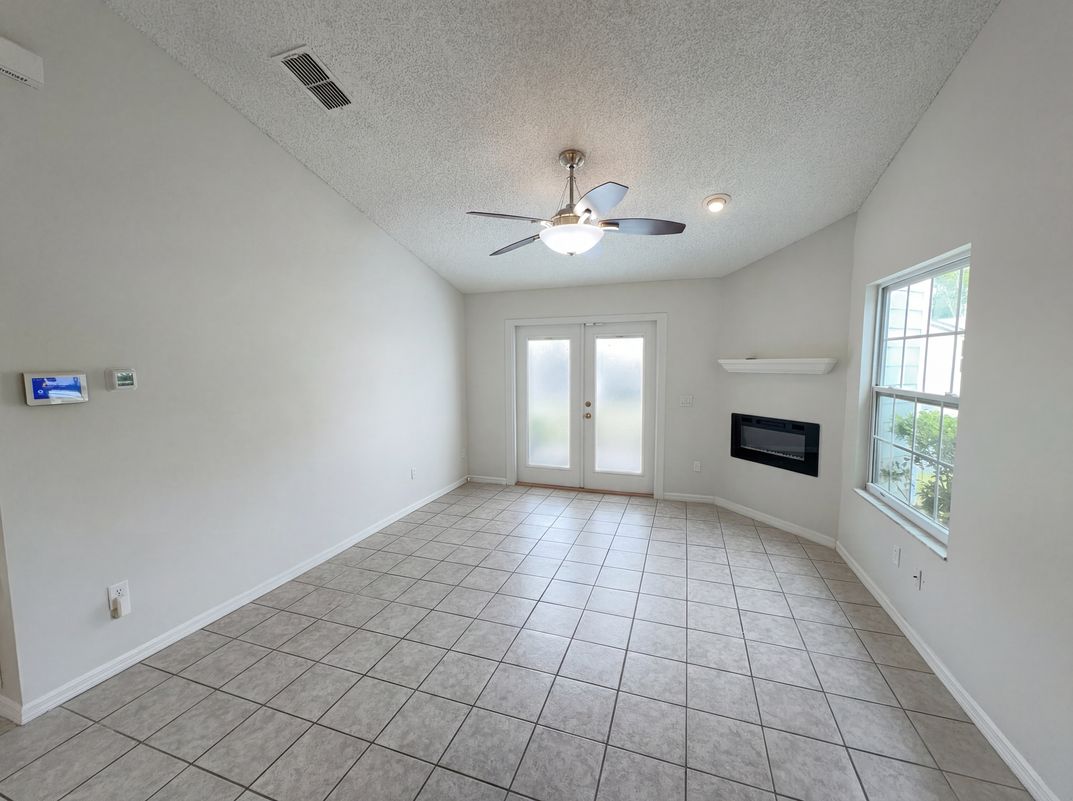 Photo 13 of 18 of 2000 Plainfield Dr, Orlando, FL