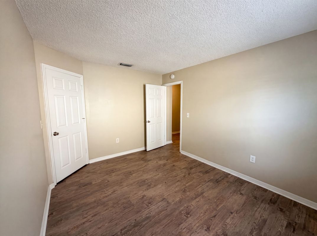 Photo 15 of 24 of 2715 Lorraine Dr, Leesburg, FL