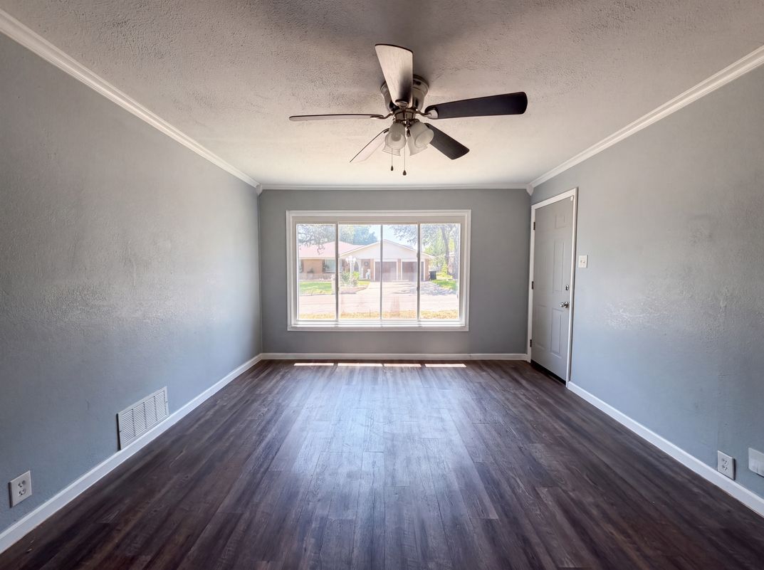 Photo 3 of 17 of 1012 Turner St, Cleburne, TX