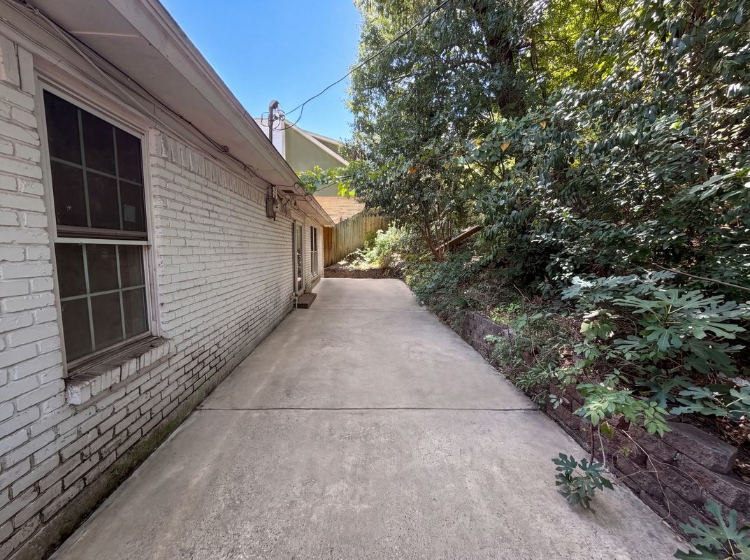 Photo 5 of 20 of 3969 Lost Creek Dr, Dallas, TX