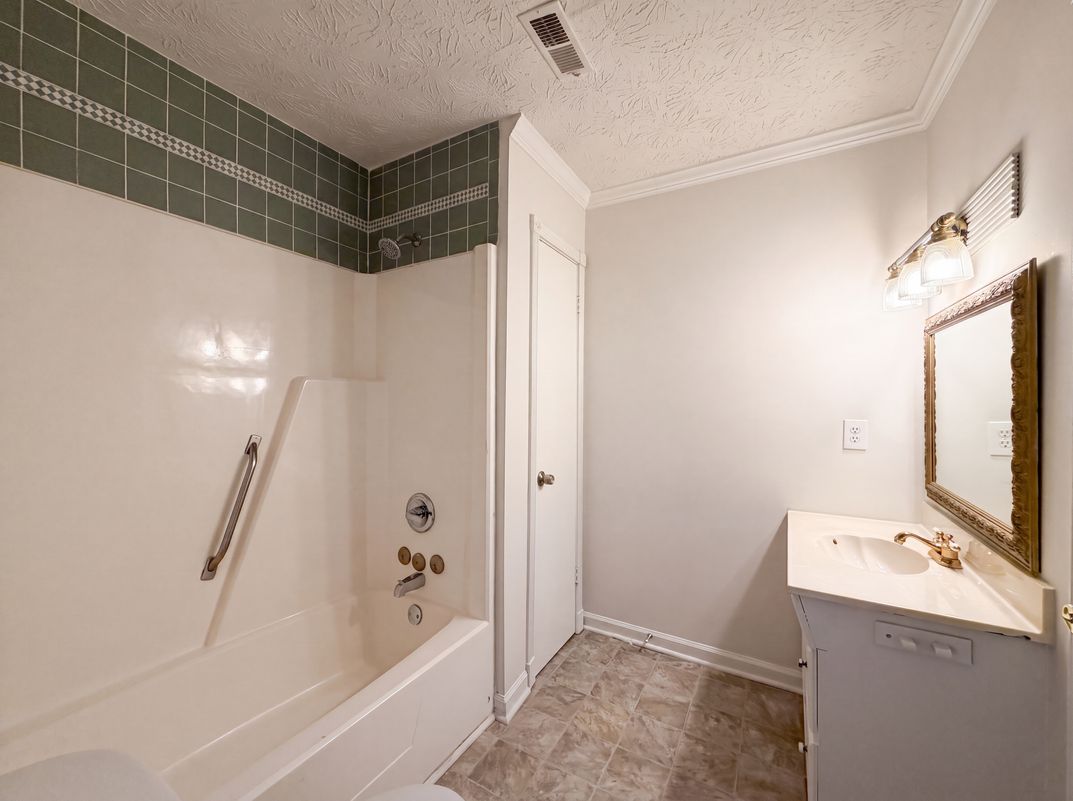Photo 18 of 25 of 3808 Shane Ct, Ellenwood, GA