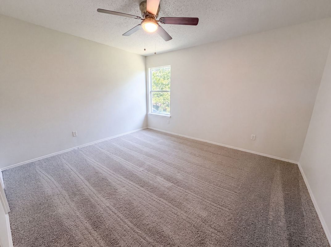 Photo 15 of 20 of 448 N Waterford Oaks Dr, Cedar Hill, TX