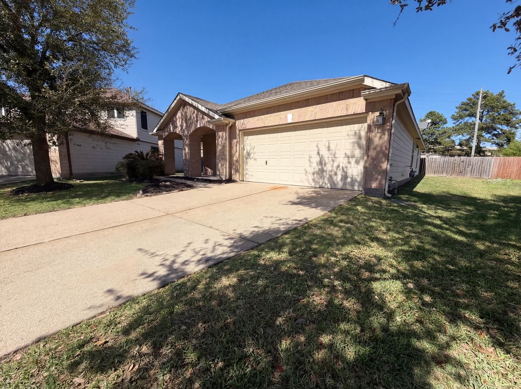 Photo 9 of 19 of 19822 Rippling Brook Ln, Tomball, TX