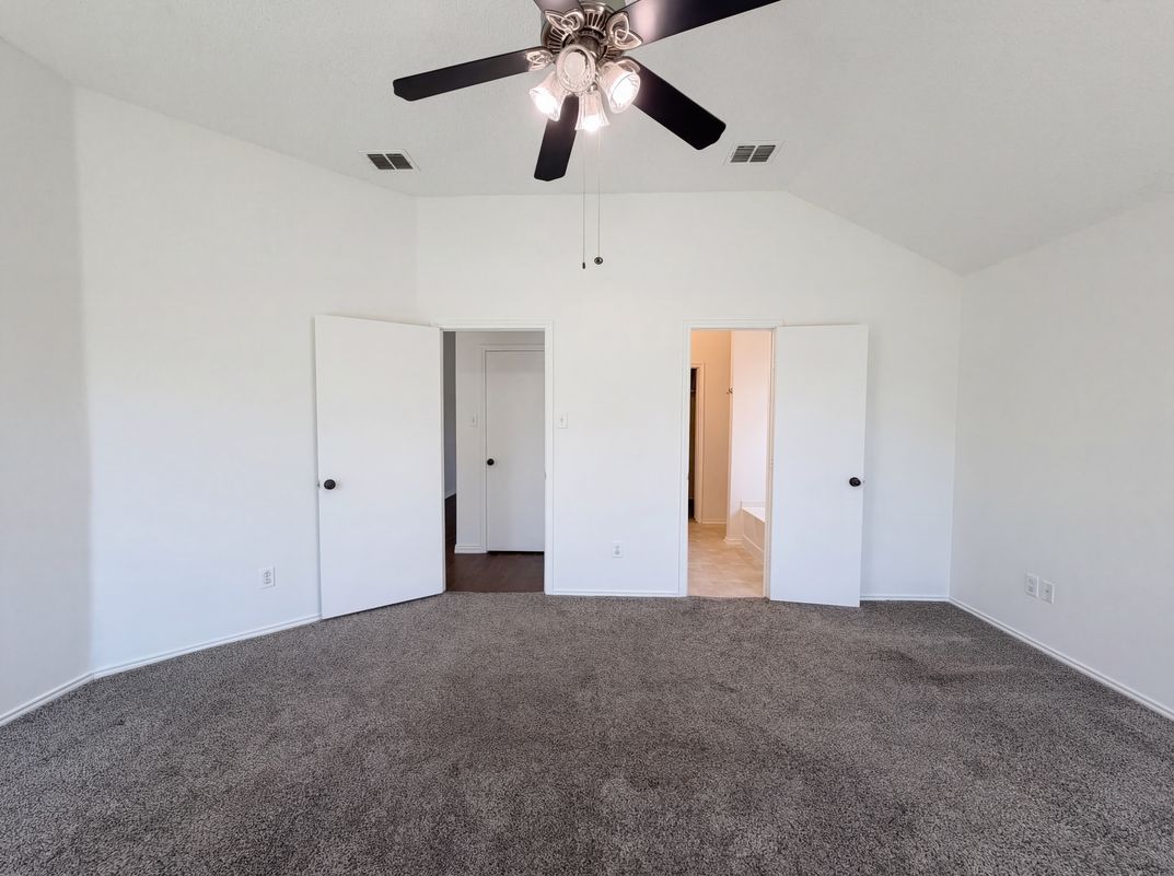 Photo 4 of 21 of 501 W Clover Park Dr, Fort Worth, TX