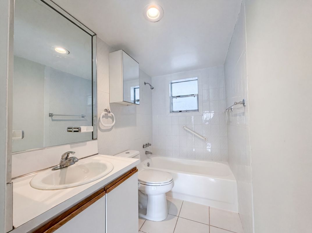 Photo 10 of 17 of 200 Galen Dr, Key Biscayne, FL