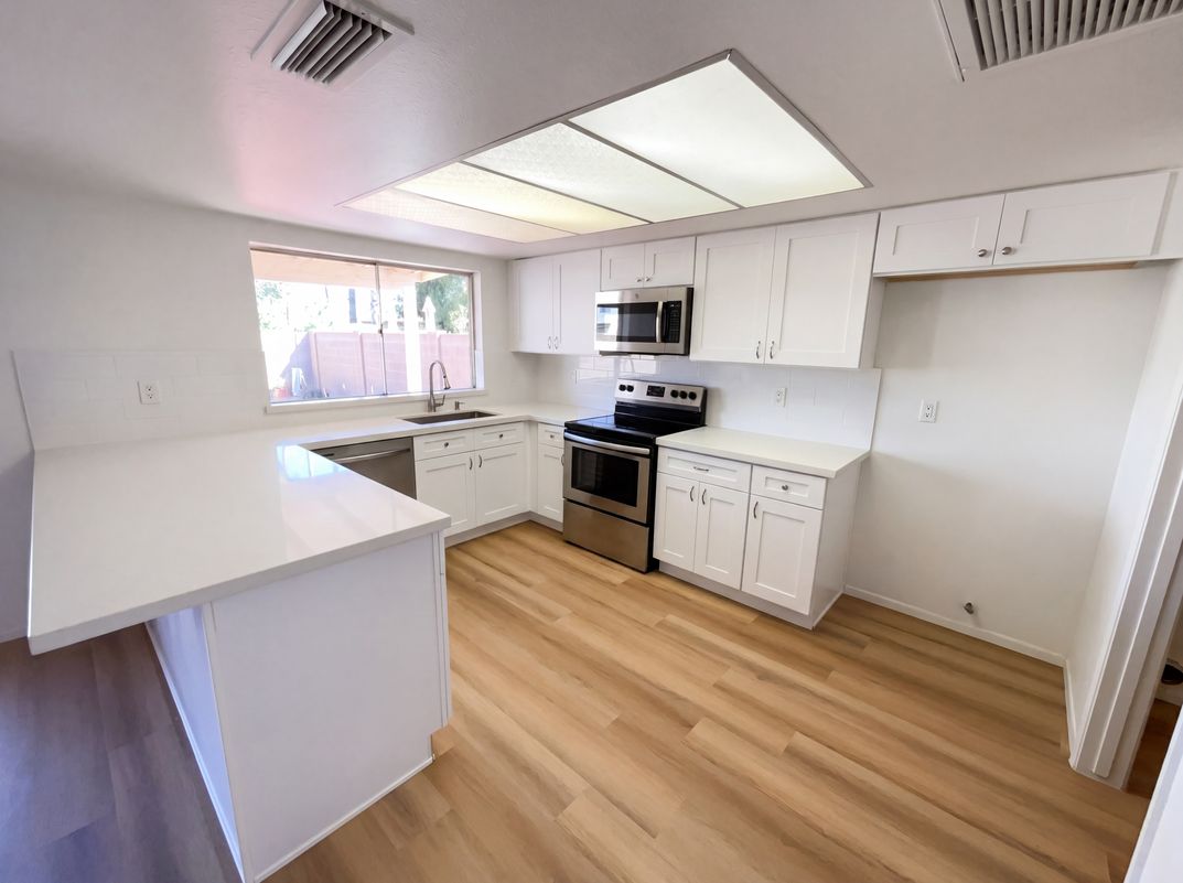 Property photo 2 of 2219 S Estrella Cir
