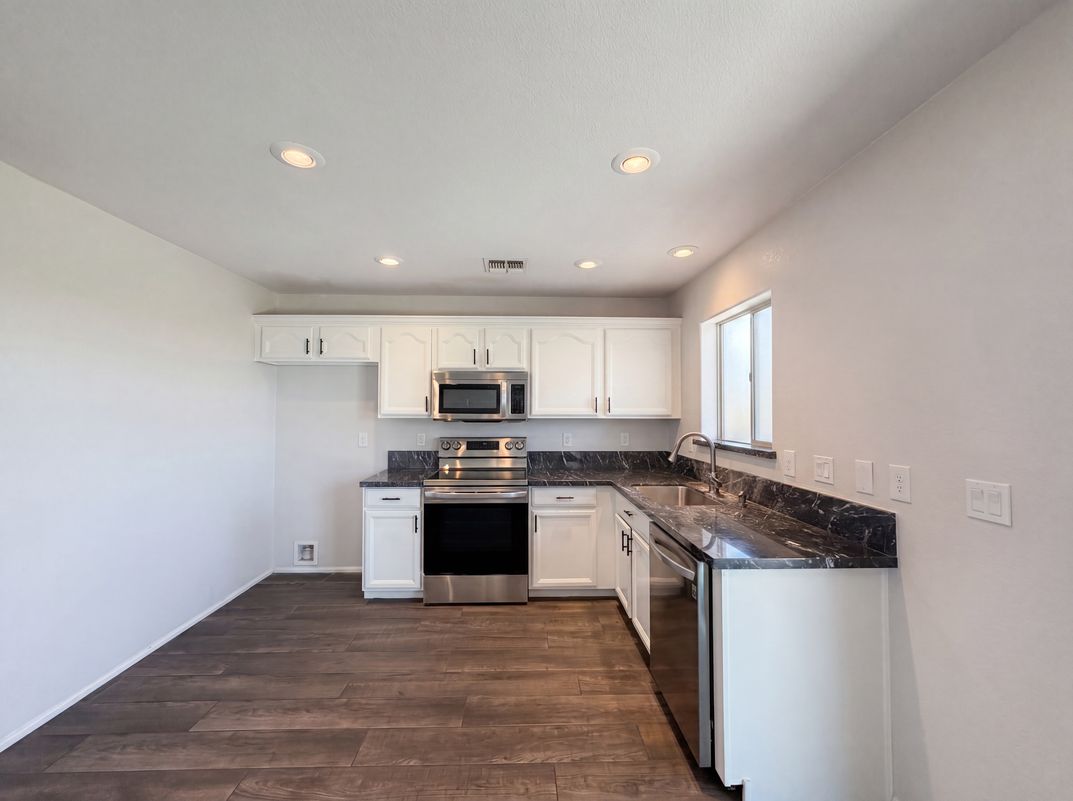 Property photo 2 of 41812 W Hillman Dr