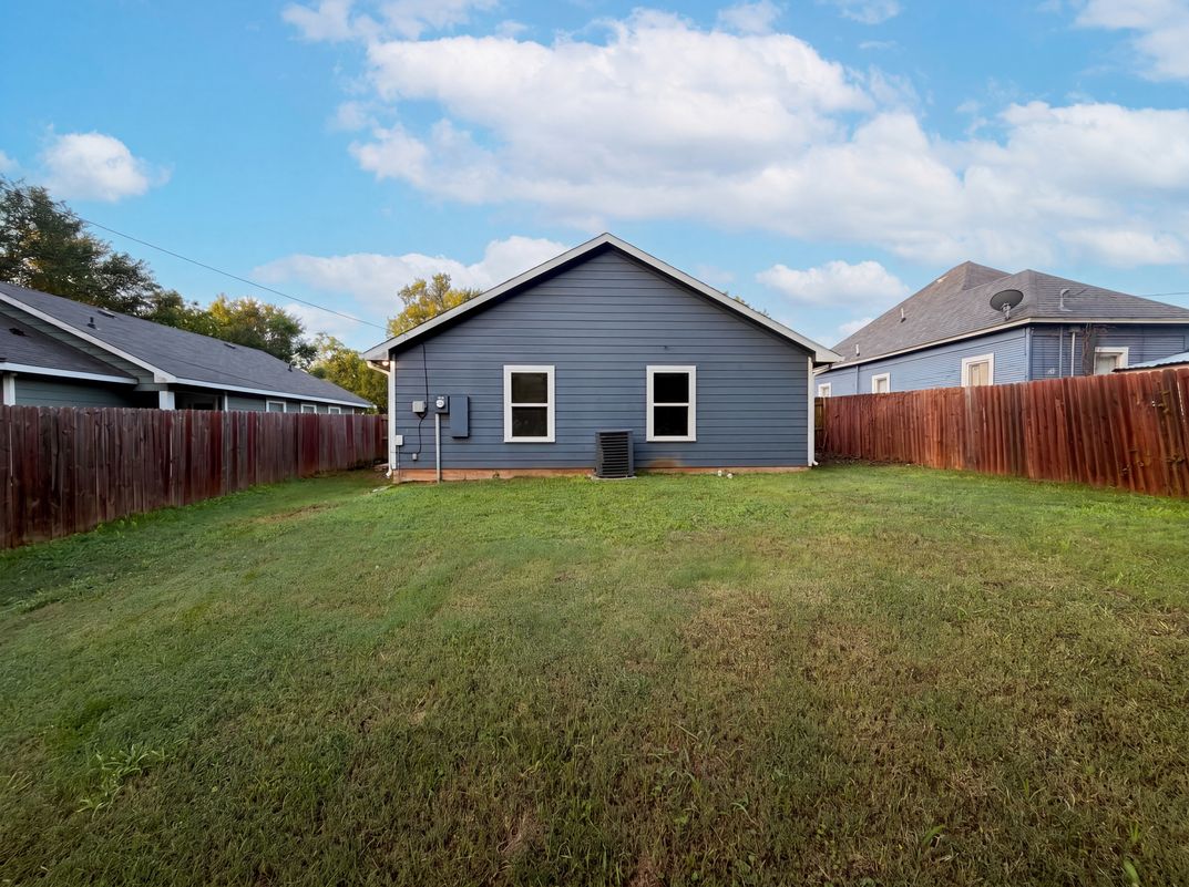 Photo 15 of 20 of 709 W Hull St, Denison, TX