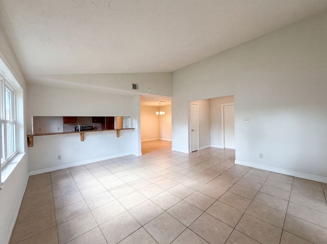 Photo 7 of 17 of 703 Midland Ct, Houston, TX