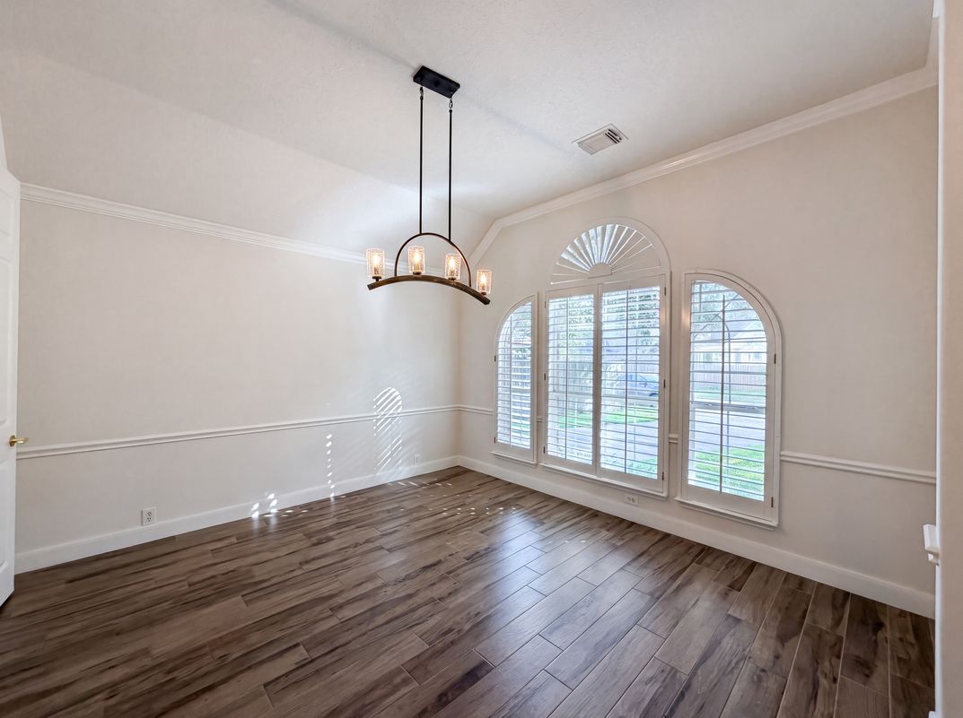 Photo 17 of 24 of 11502 Havard Oaks Dr, Houston, TX
