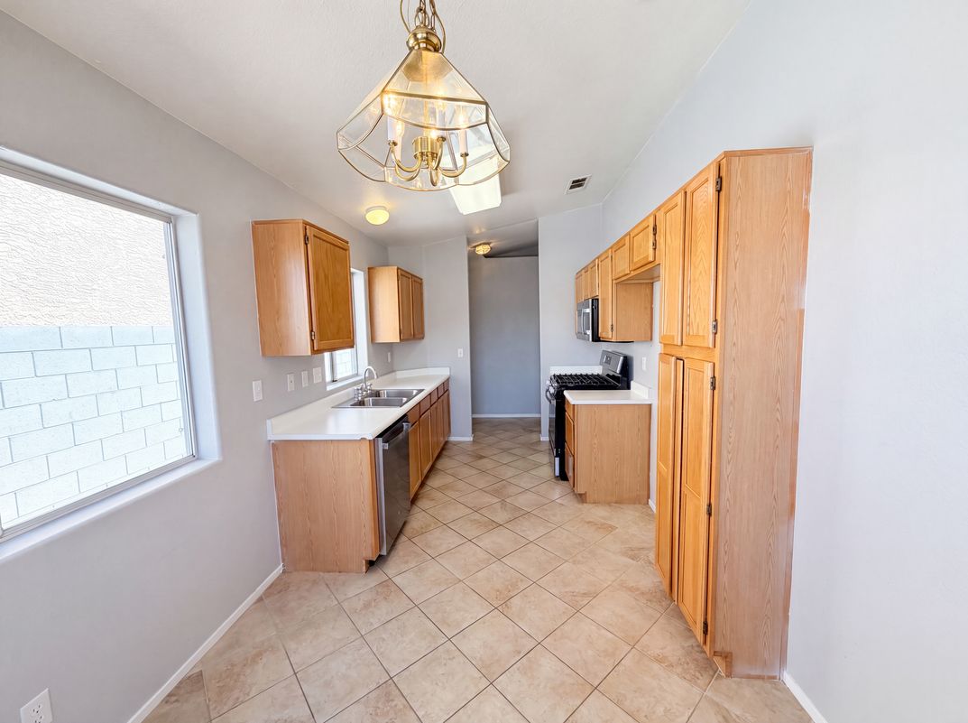 Photo 8 of 33 of 9121 Indian Breeze Dr, Las Vegas, NV