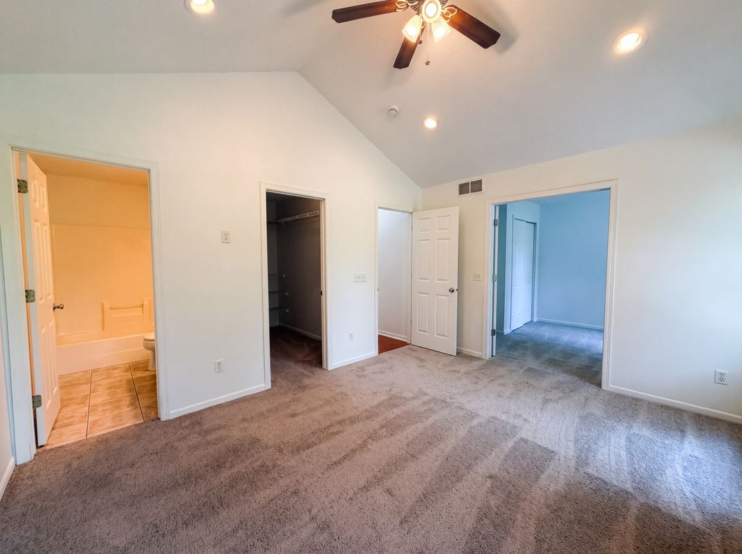Photo 4 of 20 of 7476 Hampton Ln, Shakopee, MN
