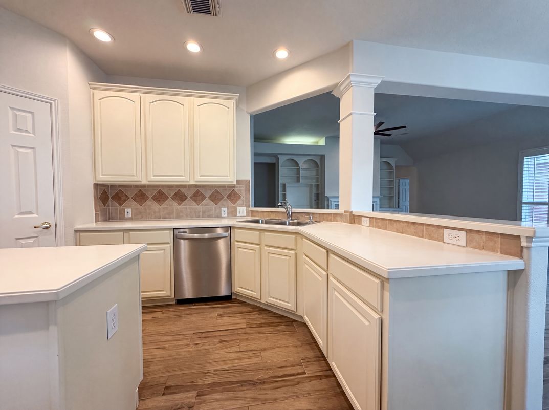 Photo 8 of 24 of 11502 Havard Oaks Dr, Houston, TX