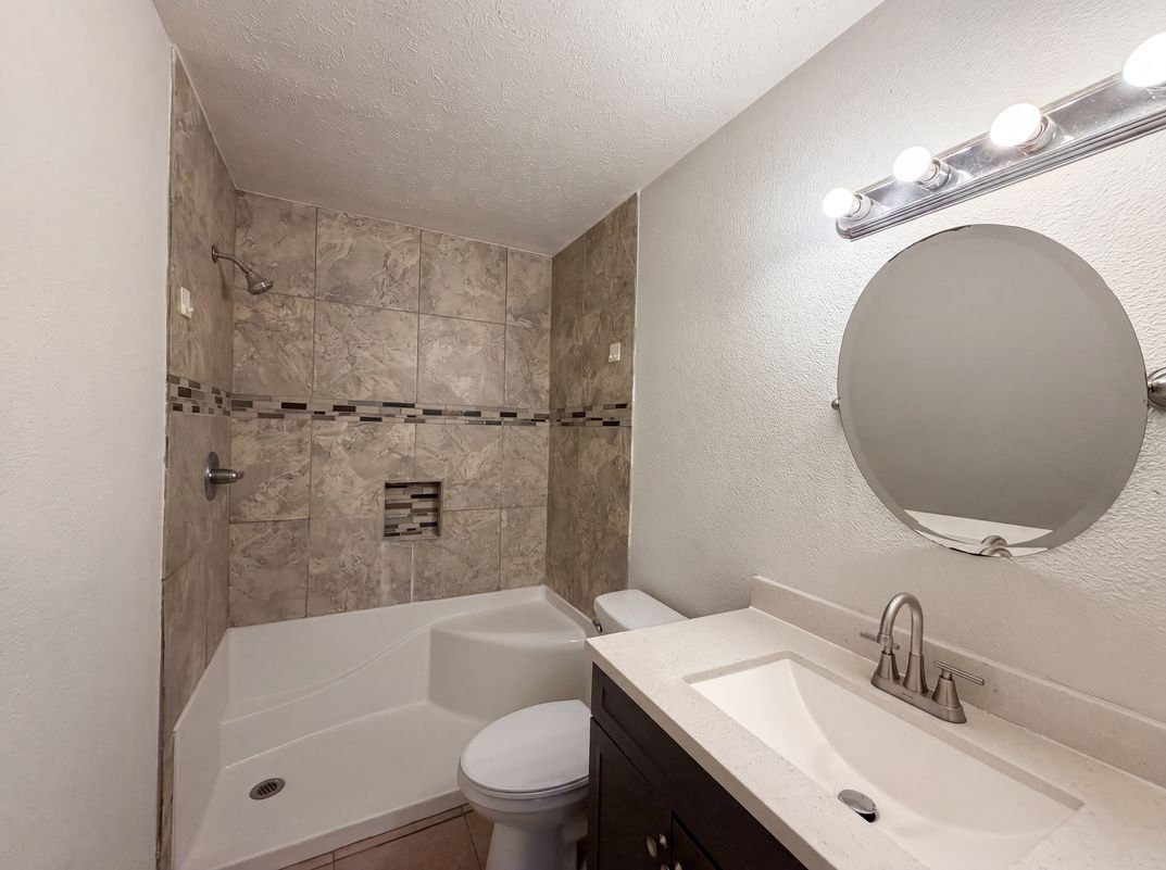 Photo 11 of 17 of 703 Midland Ct, Houston, TX