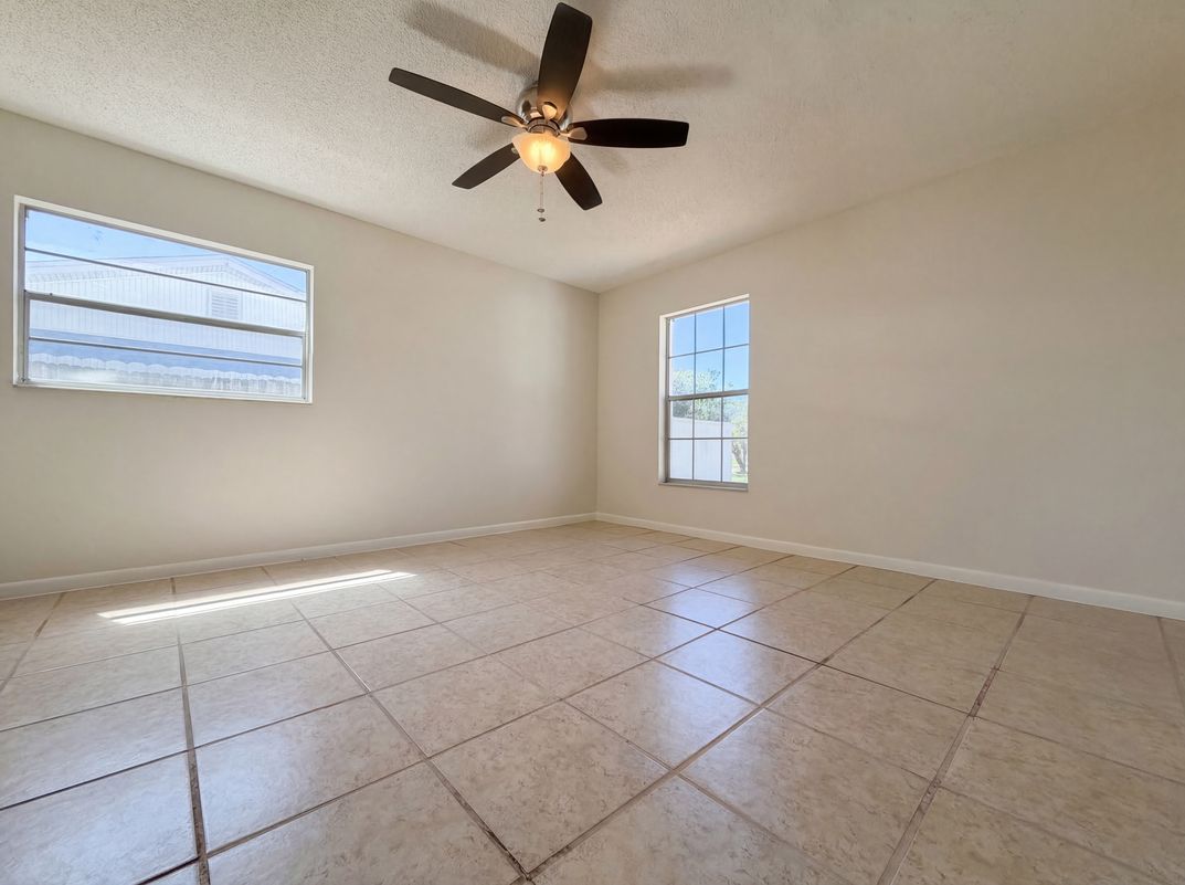 Photo 9 of 24 of 909 Winchester Ct, Brandon, FL