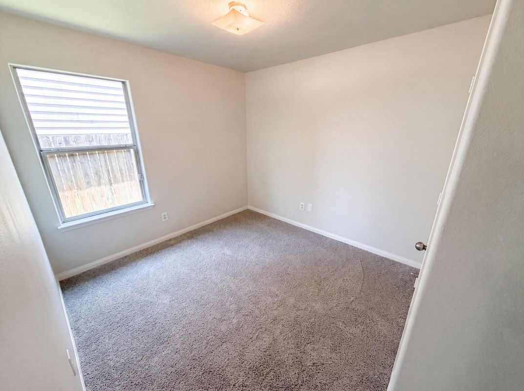 Photo 9 of 19 of 907 Amaryllis Rd, Baytown, TX