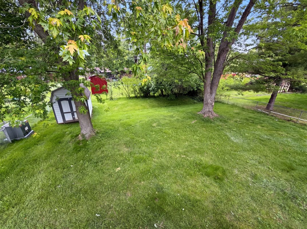 Photo 16 of 18 of 918 Bremerton Dr, Indianapolis, IN