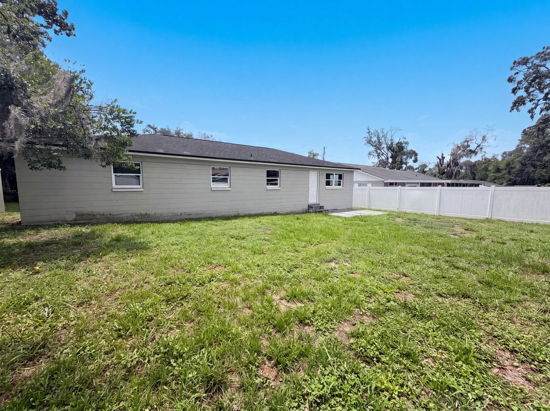 Photo 5 of 21 of 411 Capricorn Ln, Orange Park, FL