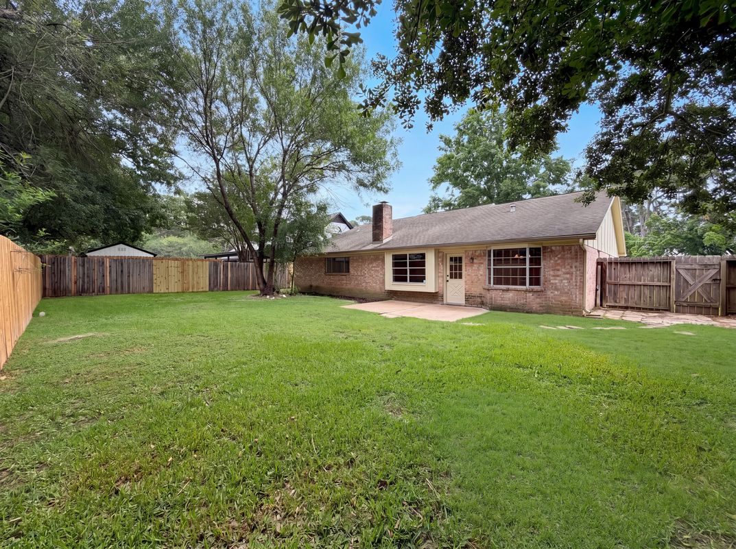 Photo 5 of 19 of 9606 Ballin David Dr, Spring, TX