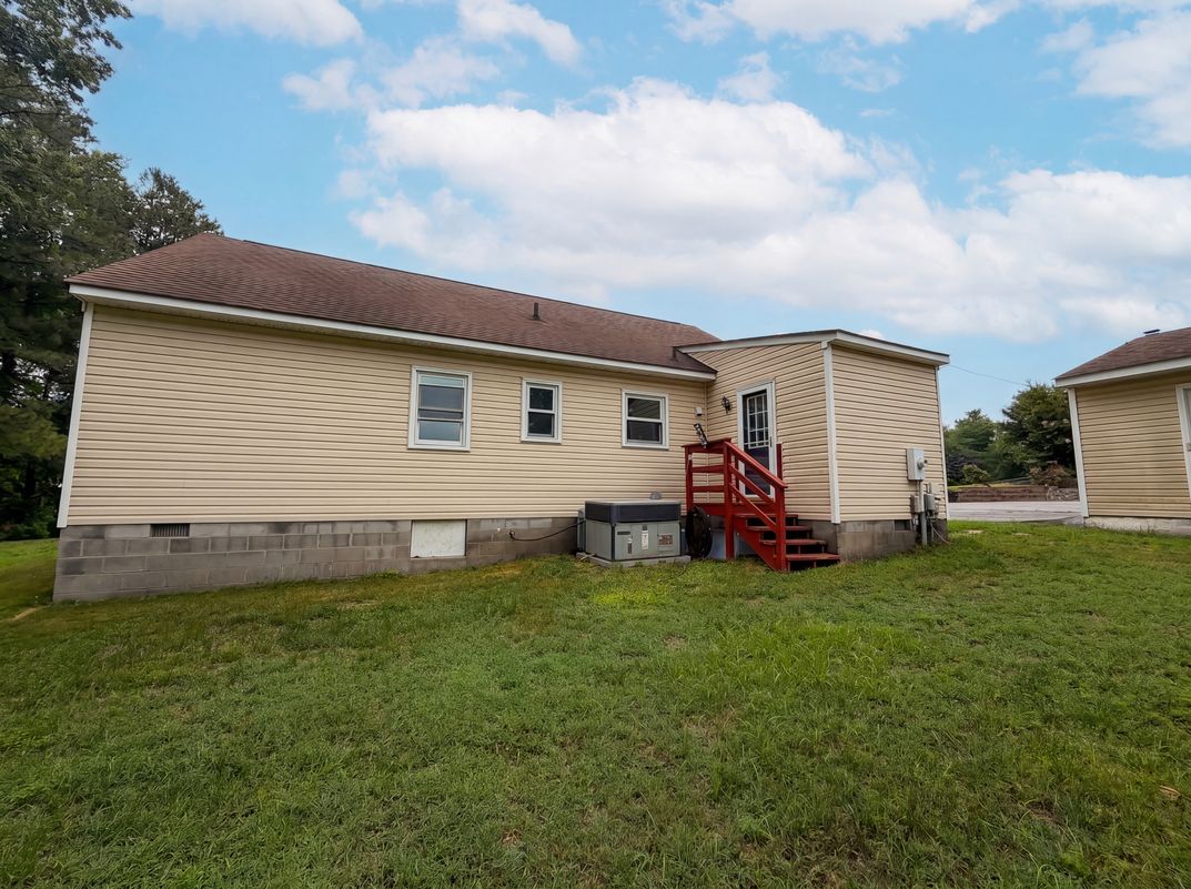 Photo 5 of 17 of 7397 Shady Grove Rd, Mechanicsville, VA